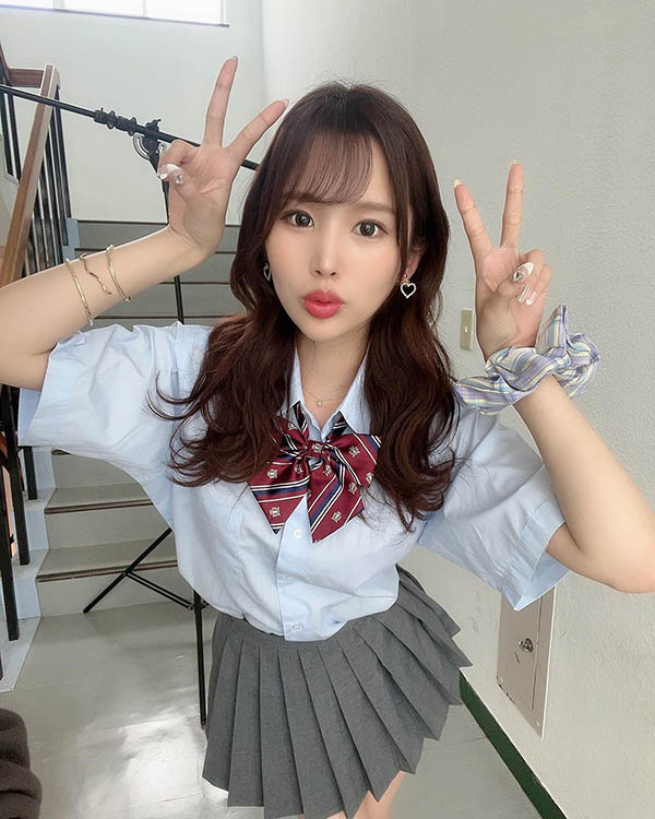 细腰巨乳学生妹《新井里真》精选品番作品推荐介绍及预览-六集图